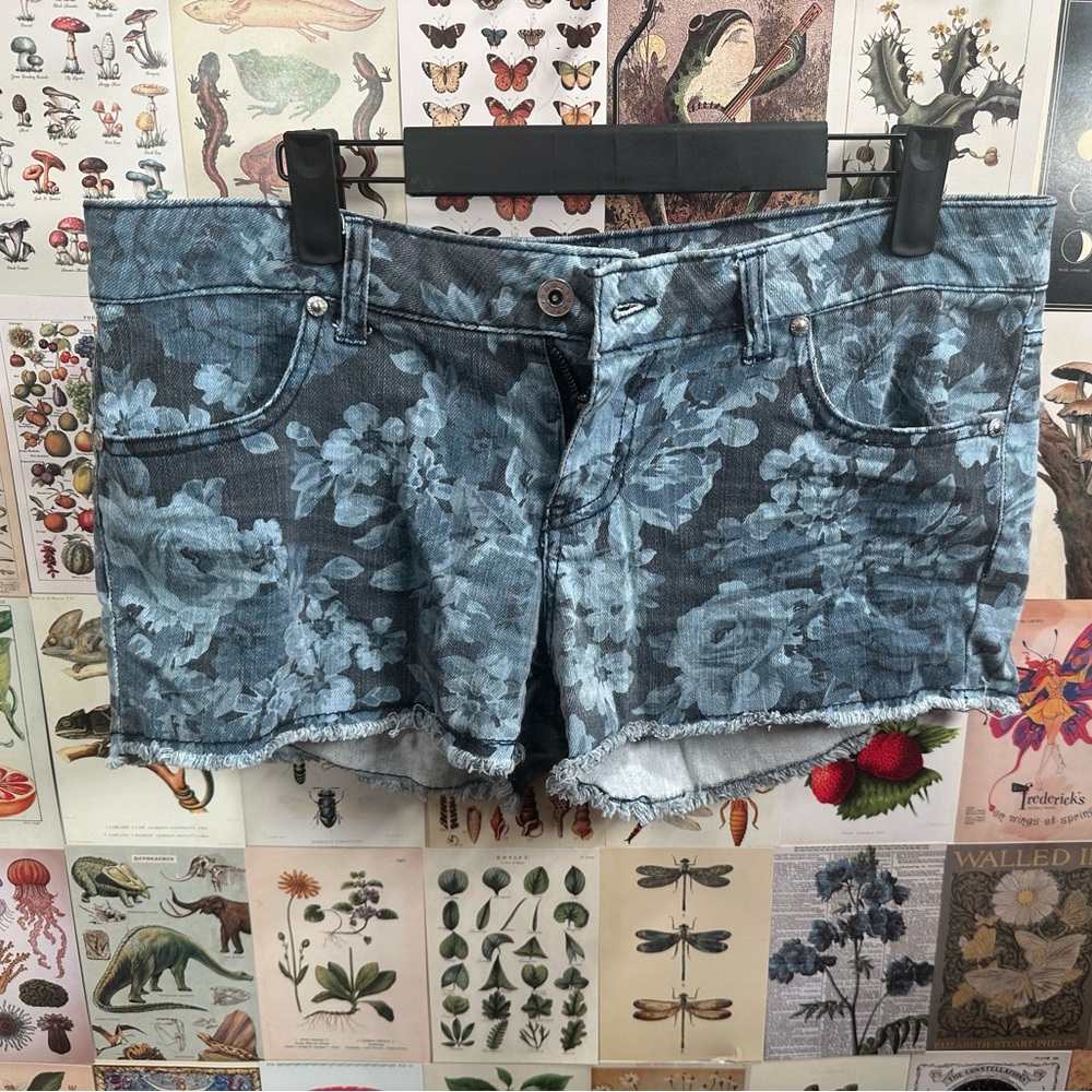 Size 9 Material girl jean shorts. Rose design. Great condition.